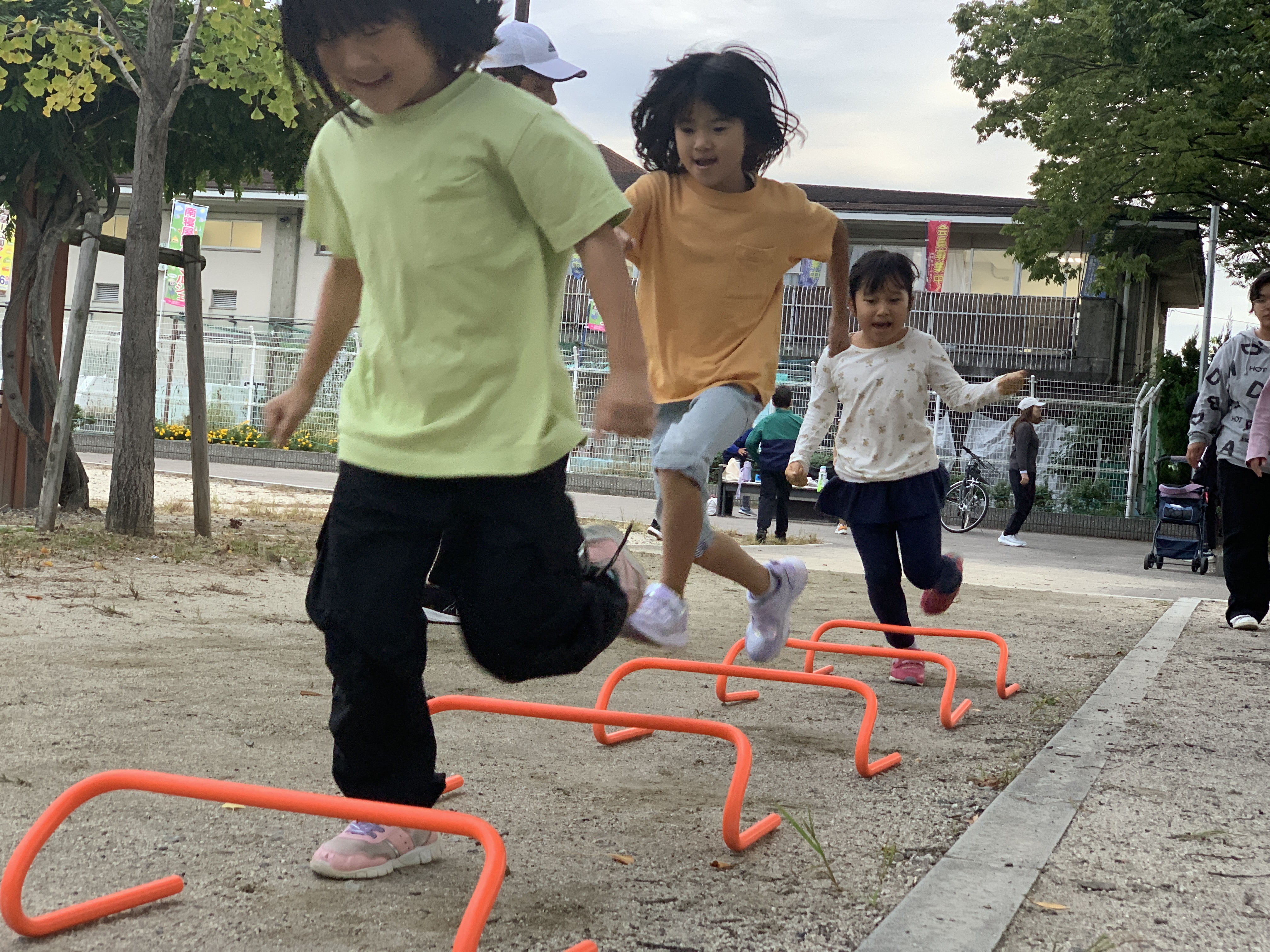 ミニハードルを飛ぶ子ども達