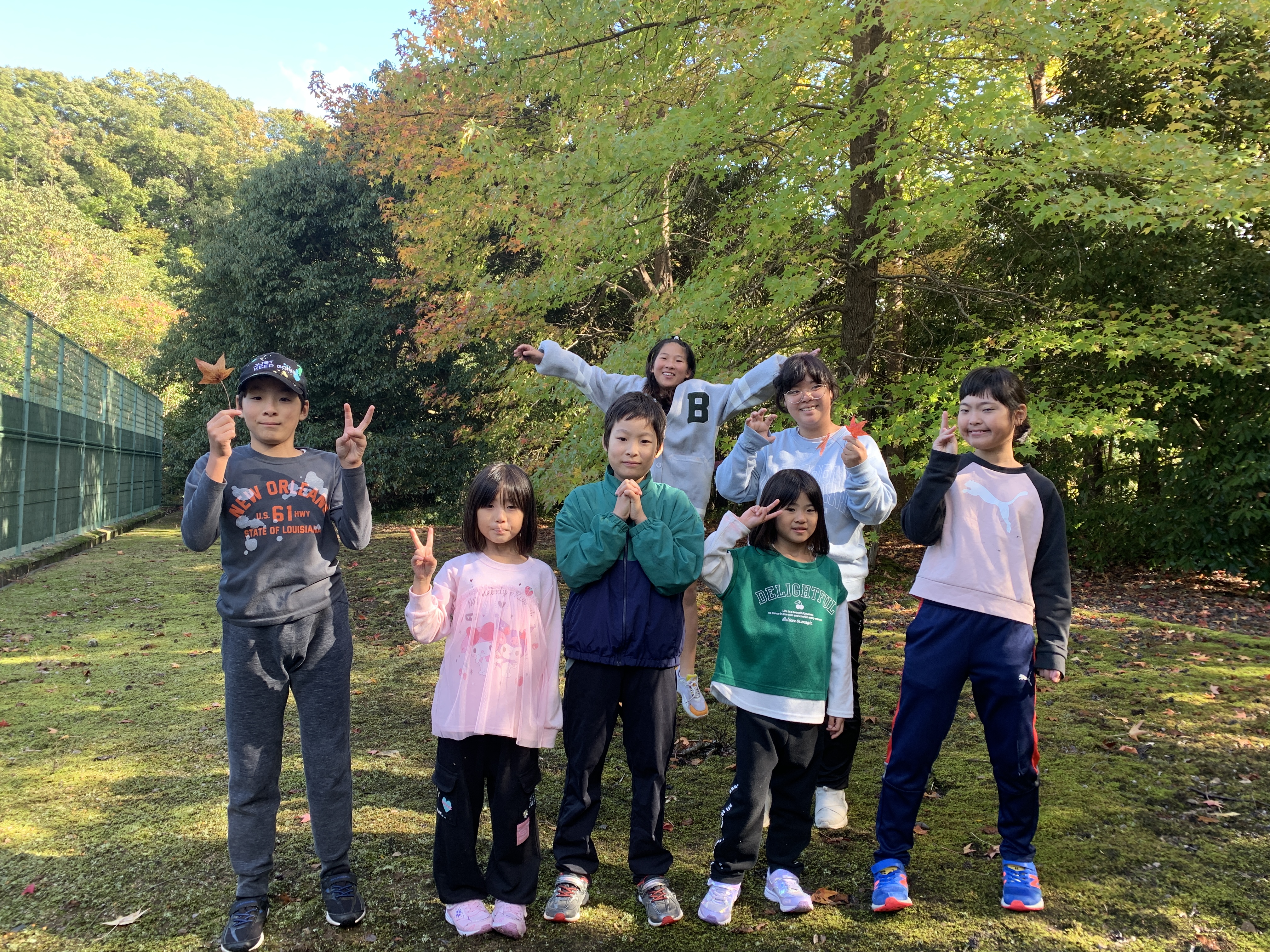 紅葉を背景に集合している子ども達