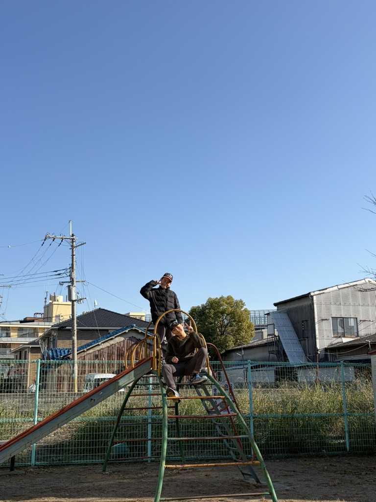 子ども達が遊具の上に乗ってピースをしている