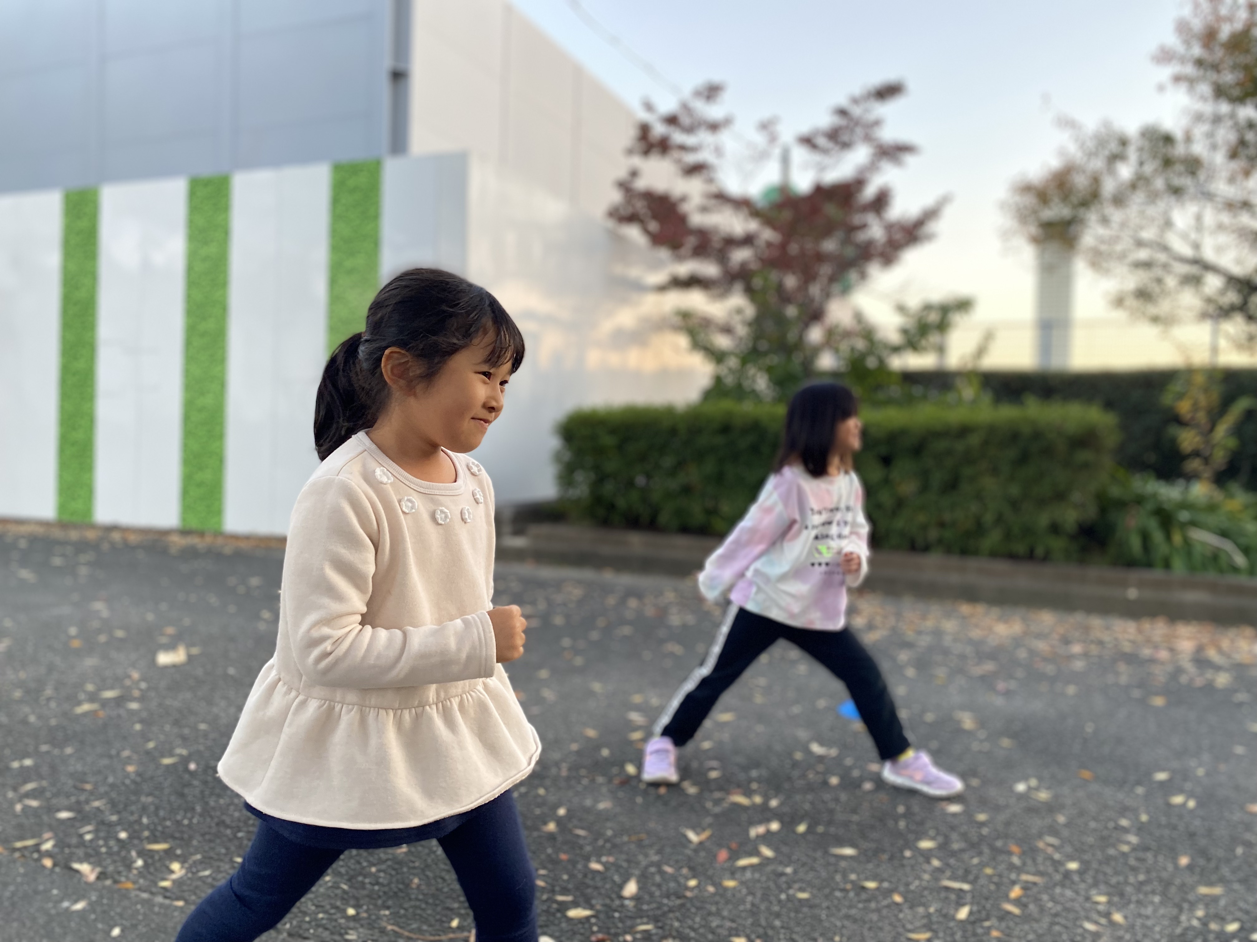 走る前に構えている子ども達