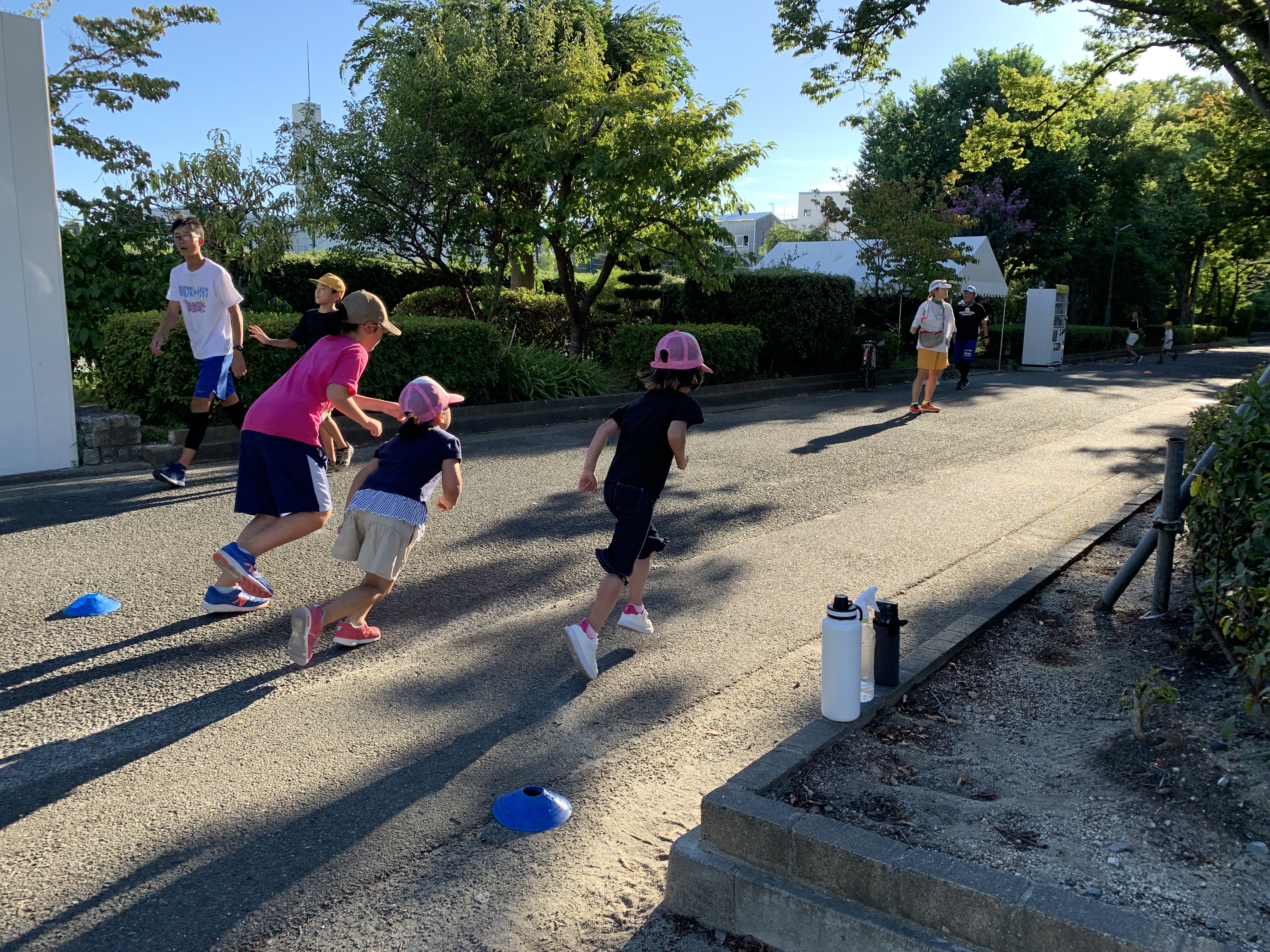 子ども達がダッシュをしている