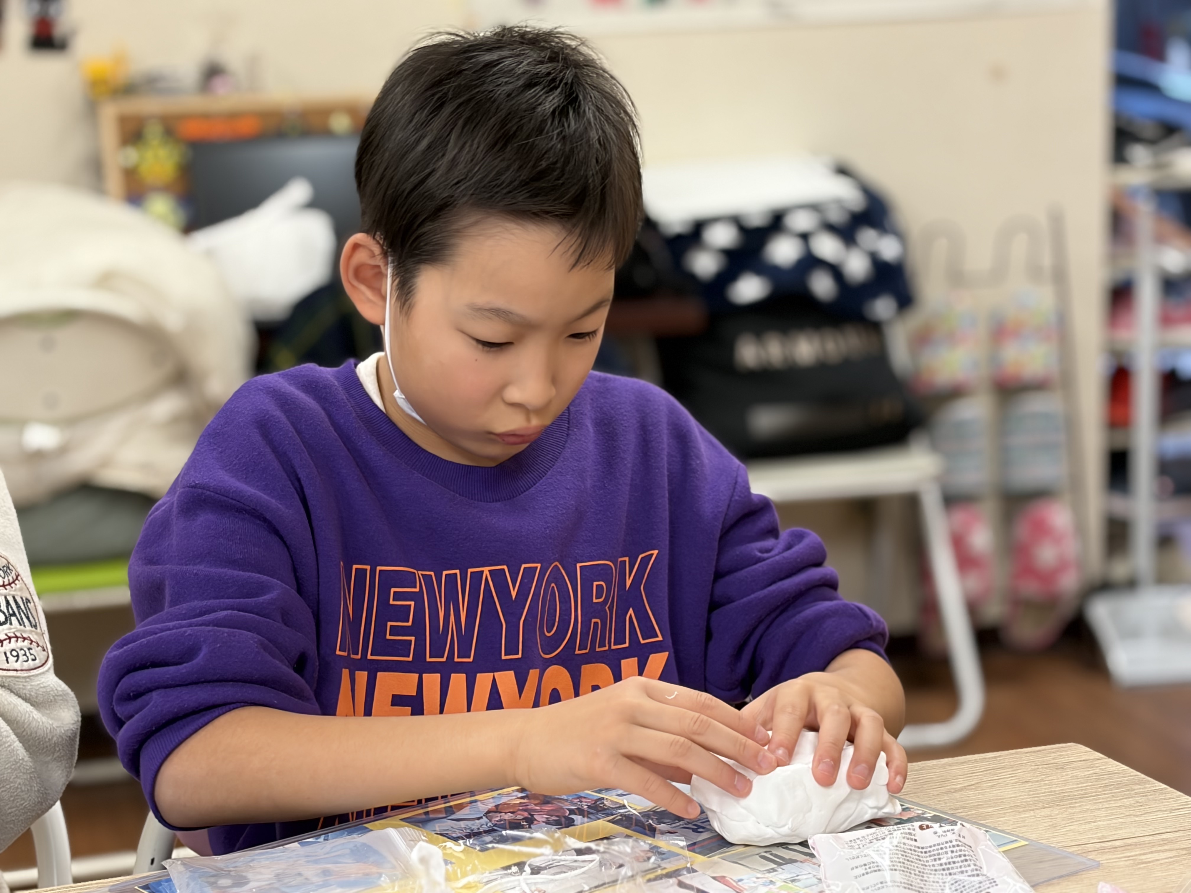 子どもが一生懸命スクイーズを作っている