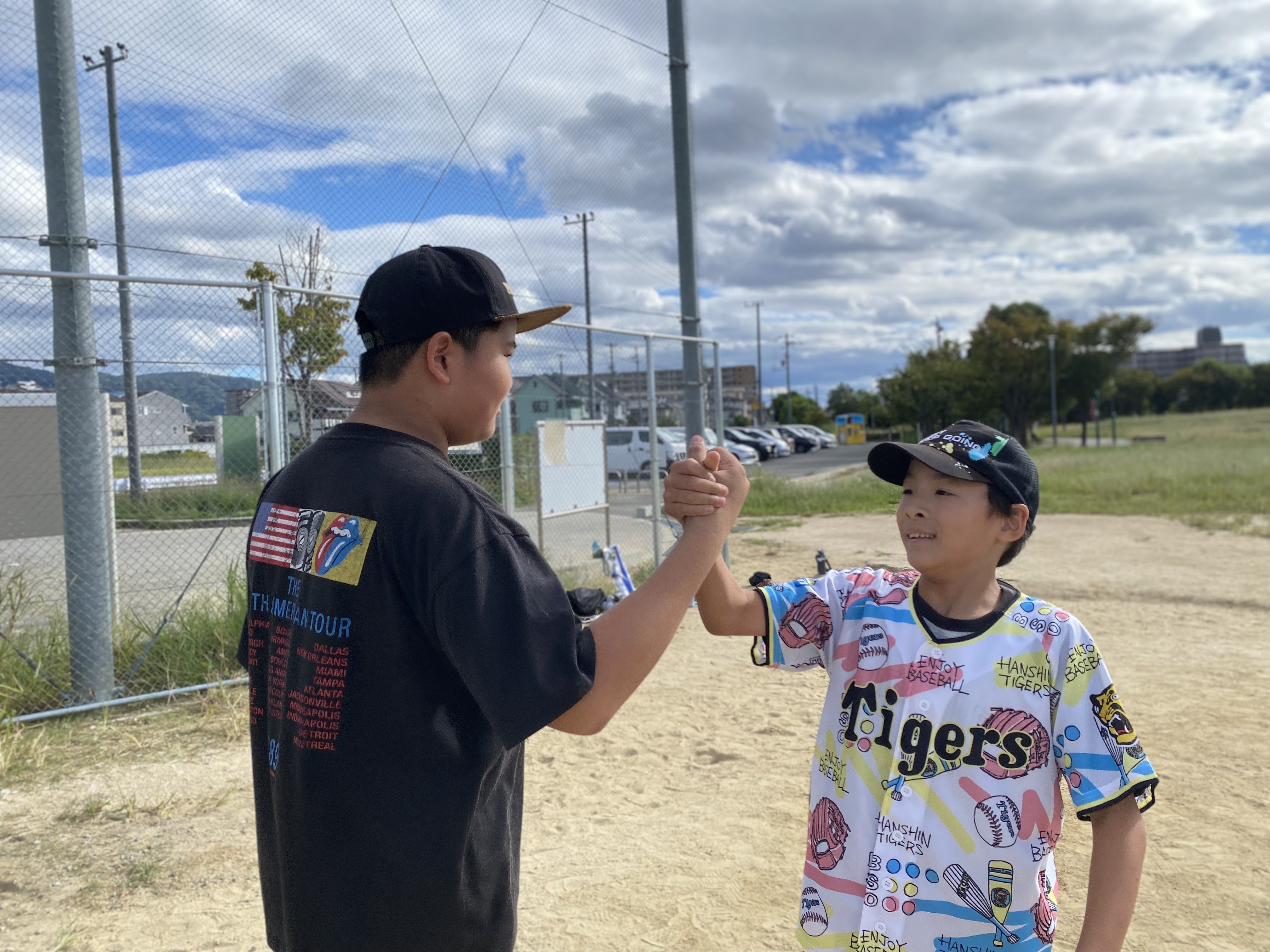 野球で握手をしている子ども達