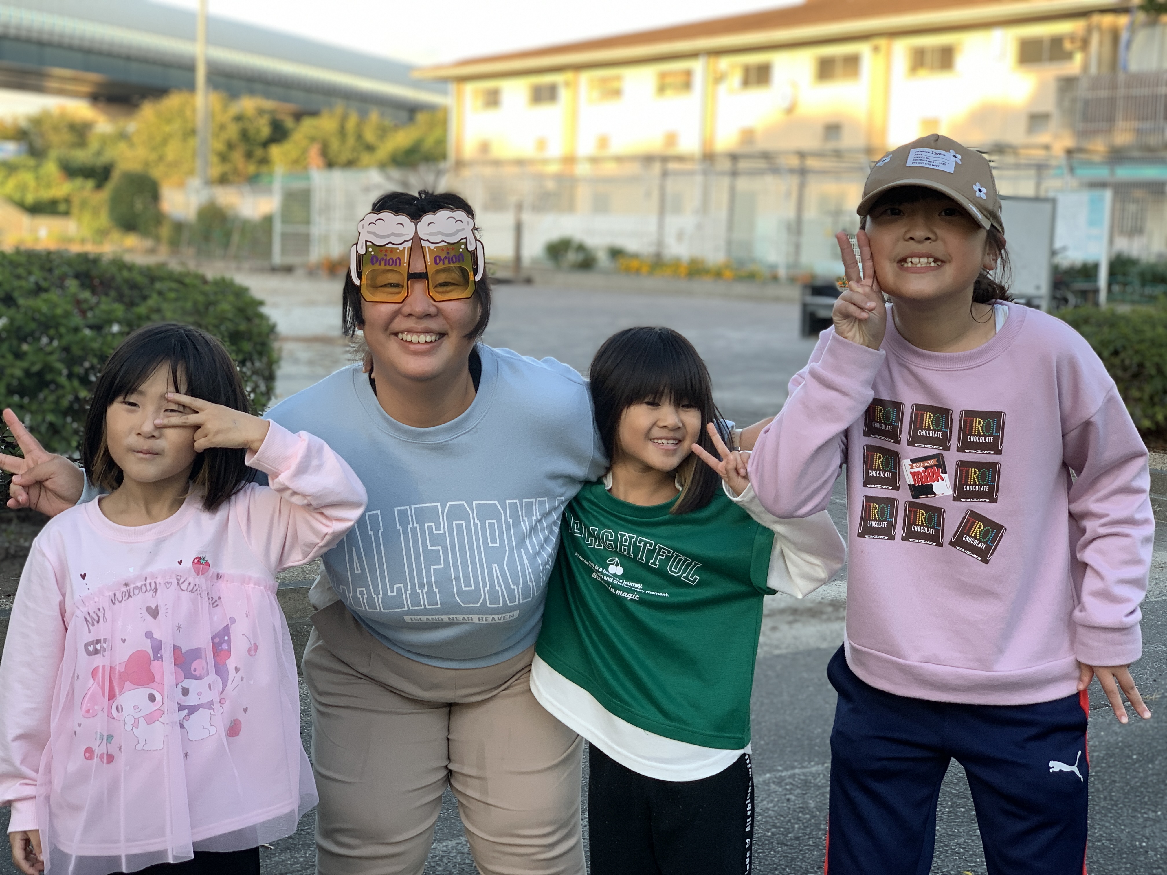 子ども達がピースをしている