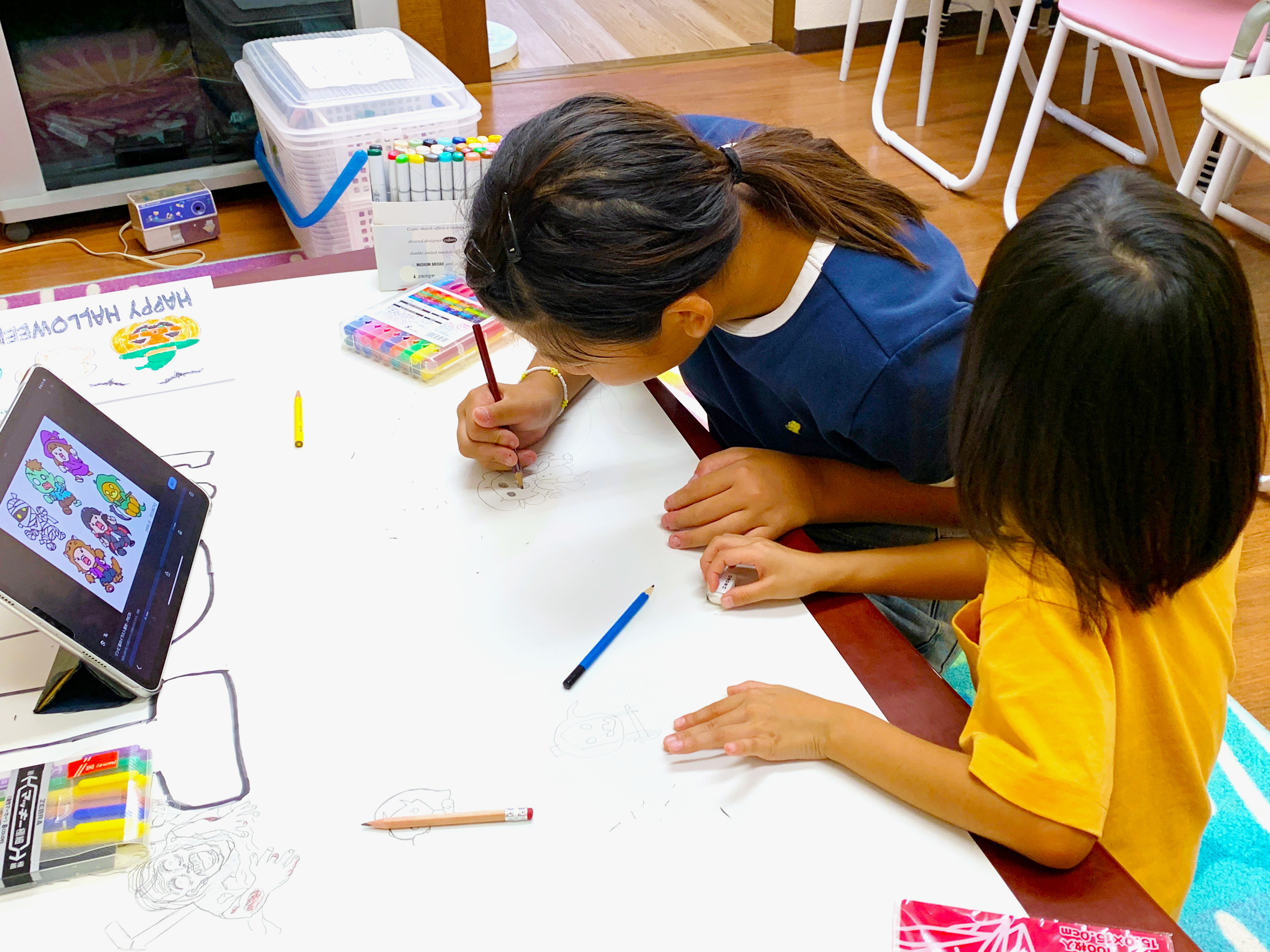 ポスターを書いている子ども達