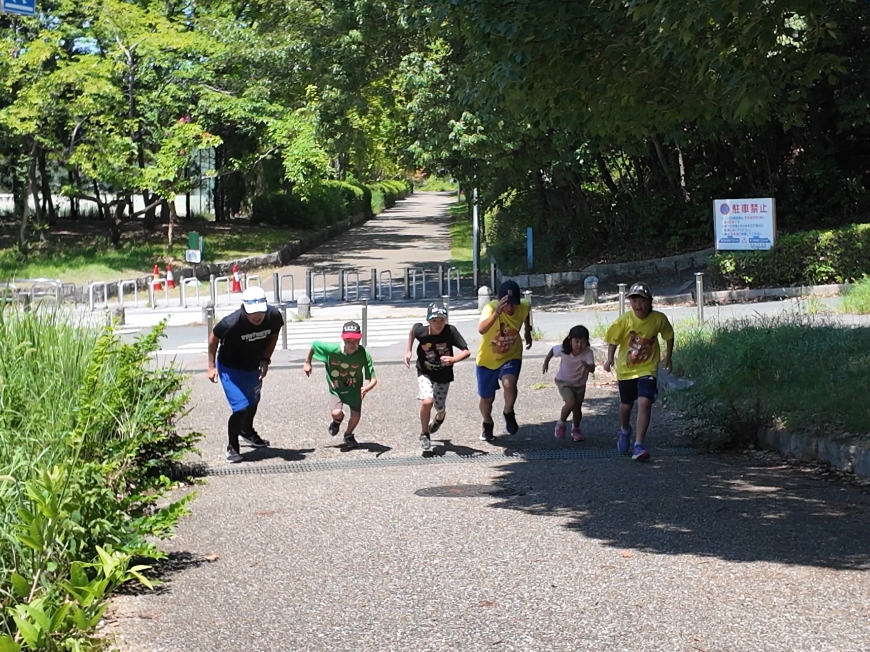 坂道をダッシュしている子ども達