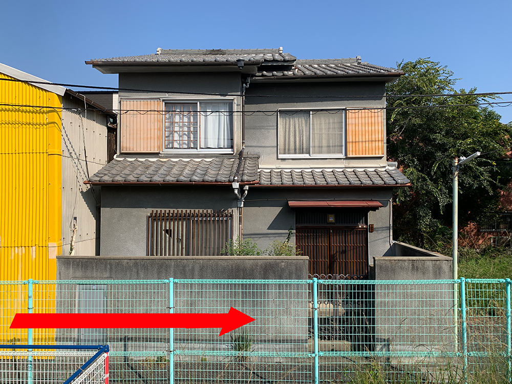 まっすぐ行くと、黄色の建物裏にあります